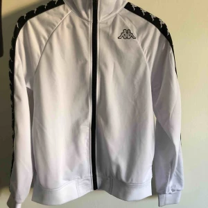  - En kappa unisex zip crew, använd ett fåtal gånger, därmed väldigt bra skick, storlek XS för litet för mig på 173cm. Nypris 749kr säljer för 500kr, pris hår att diskutera om man även köper byxorna som tillhör.