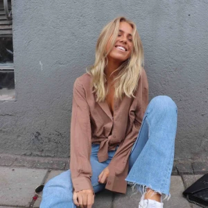  - Skjorta frakt på 50kr som brev / 63kr spårbart :)