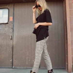  - Byxor. Endast använda på den bild! Frakt tillkommer, 63kr som spårbart! :)