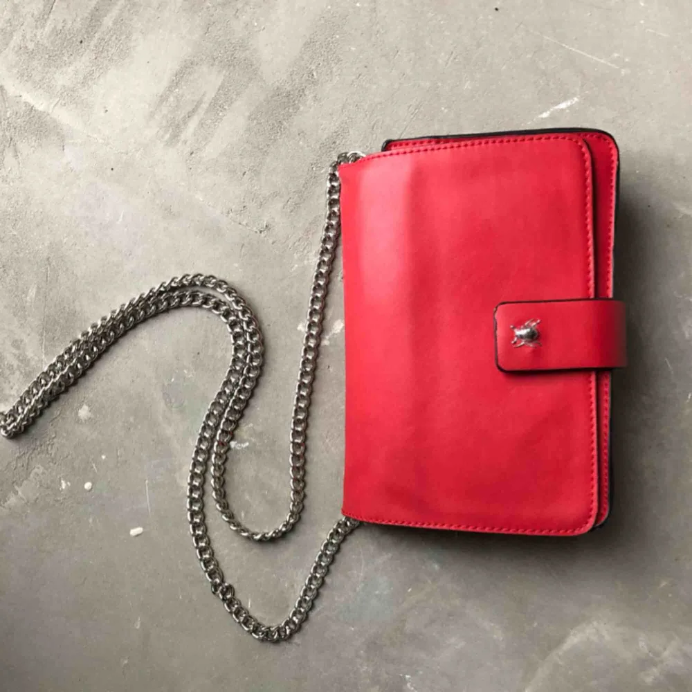 Röd väska med silverdetaljer.  Kan hämtas i uppsala eller skickas mot fraktkostnad🌟. Väskor.