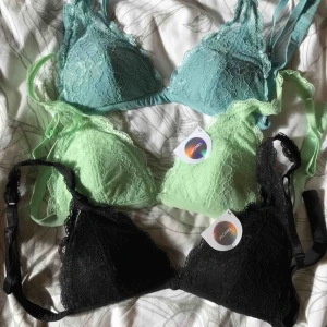  - Jättefina bh:ar från Monki. Två helt oanvända och en (den blåa) använd två gånger. Nypris: 450 kr. Säljer pga att jag har för många. Alla för 160 kr✨