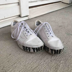  - Vans i bra skick, ett mindre märke på tån men går nog att få bort med ett sko-suddi. Står vans of the Wall på sulan