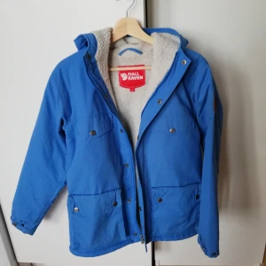  - Fjällrävenjacka i nyskick. XS, men stor i storleken. Passar antagligen S-M. Pris inklusive frakt. 