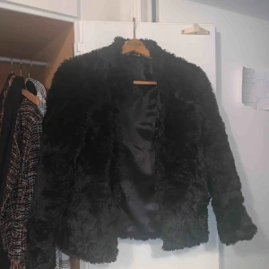  - Päls, Fint skick men litet hål inne i ärmen som kan sys igen därav pris