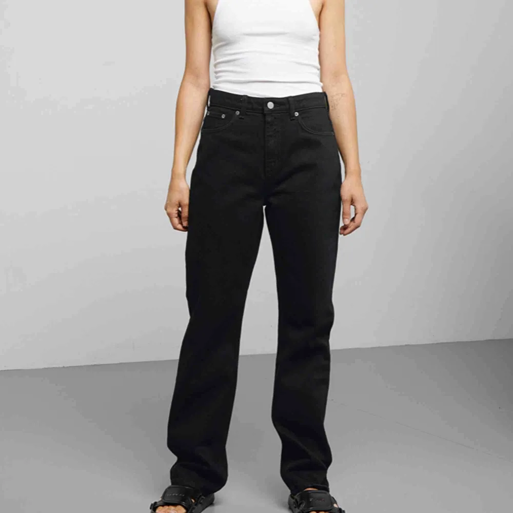 Skitsnygga svarta jeans från Weekday i modellen Voyage. Säljer på grund av att de tyvärr var för små för mig! Endast använda 1 gång. Köparen står för frakt 💕. Jeans & Byxor.