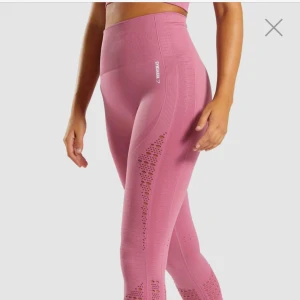  - Helt oanvända gymshark byxor med lappen kvar. Färgen är dusky pink. säljer pga fel storlek💞 frakt tillkommer🌸 skriv för mer frågor ☺️