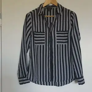 Vit svart randig skjorta amisu 🌈 Kan skicka fler bilder vid intresse! Håller på att rensa inför en flytt, kommer att lägga upp massa kläder för ett billigt pris. Kan samfrakta och det går även bra att hämta det på söder i Stockholm där man kan fynda mer hemma hos mig! 🌟