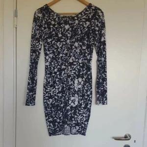  - Klänning från bikbok 🌈 Kan skicka fler bilder vid intresse! Håller på att rensa inför en flytt, kommer att lägga upp massa kläder för ett billigt pris. Kan samfrakta och det går även bra att hämta det på söder i Stockholm där man kan fynda mer hemma hos mig! 🌟