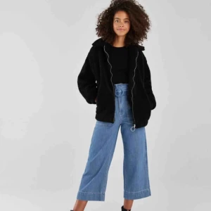  - Supermysig teddy-jacka från bershka! Så skön och snygg har bara inte kommit till användning. Perfekt till höst/vinter. Möts upp i stockholm, fraktar ej!