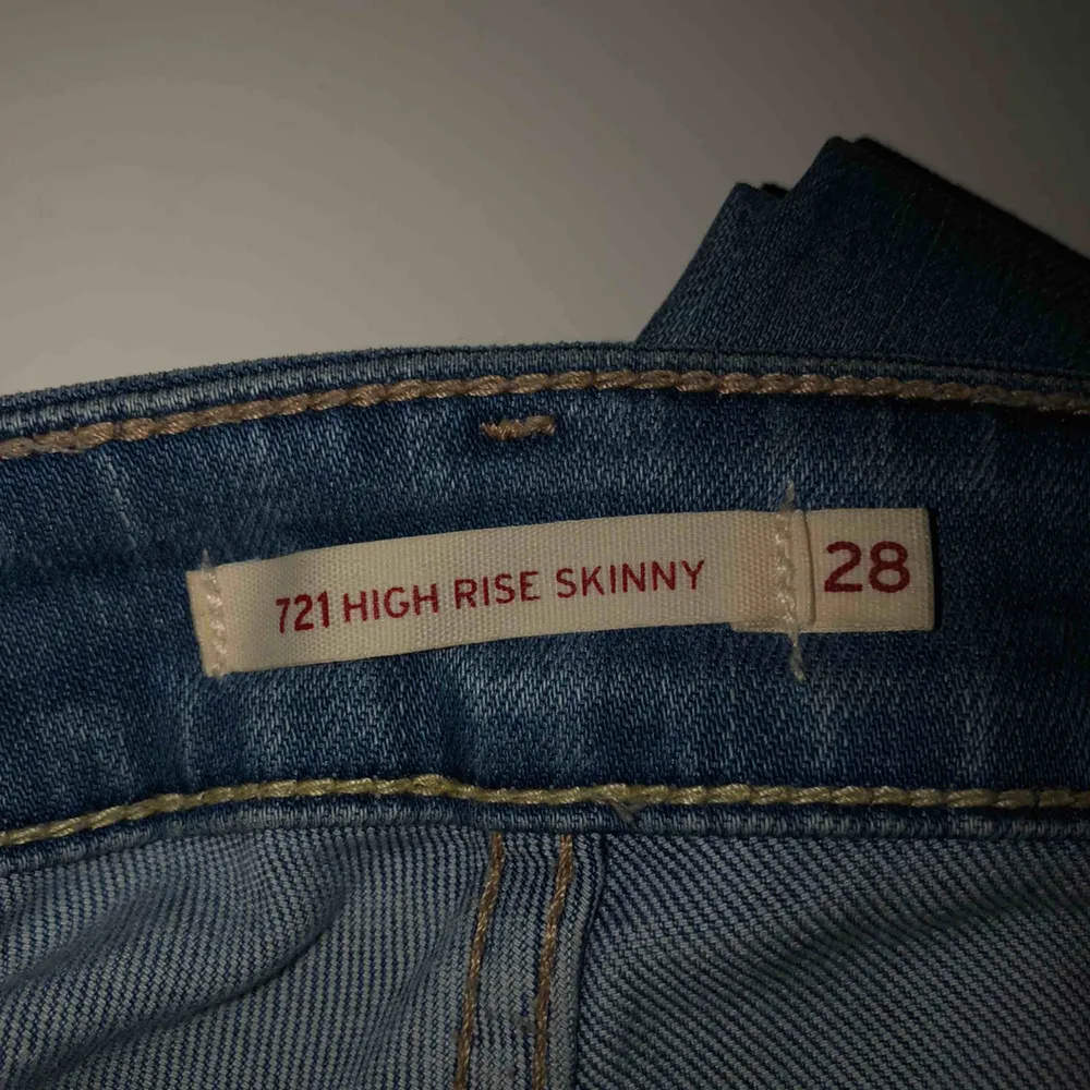 Ett par 721 ”High Rise Skinny” ljusblå från Levi’s, använda ett antal gånger men endast lite slitna mellan benen, köparen står för frakt💖💖. Jeans & Byxor.