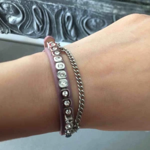  - Dyrberg kern armband i ny skick då jag har använt det bara en gång , köpts för 500kr .