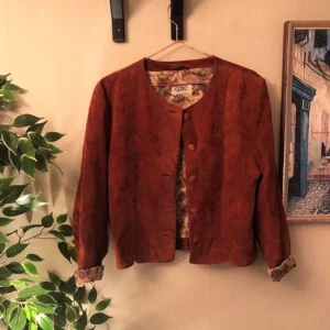  - Väldigt fin mockajacka i superbra skick med härligt paisleymönstrat innertyg och charmiga broderade detaljer! Säljs då den inte passar mig :(  Mått rakt över 45 cm Längd 55cm  Bor i Stockholm och möts helst upp men jag kan skicka den också. 