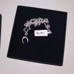  - Halsband från Efva Attling. Lappen är kvar, helt nytt. På hästskon står det "take no shit". Nypris 950kr. Pris kan diskuteras vid snabb affär