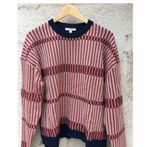  - Jättefin tröja från Dagmar.  Nyskick!   Storleken är L men passar S-L beroende på hur man vill att den ska sitta.  Frakten ingår i priset.  