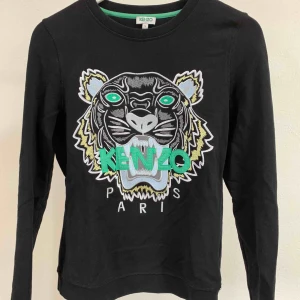  - Kenzo tröja / sweatshirt i storlek S.  Fint skick!    Finns i centrala Göteborg, annars står köparen för frakt.  
