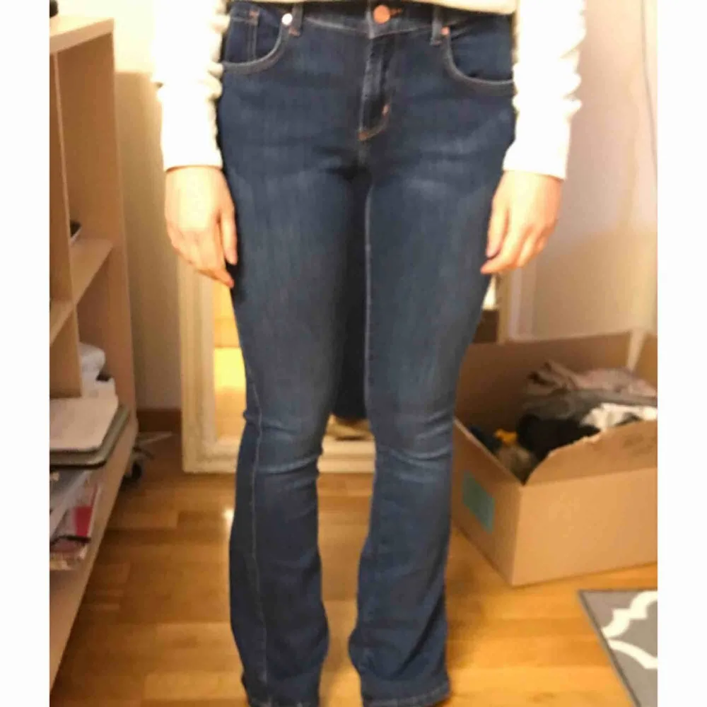 Mörkblå flare jeans från Bikbok med nypris på 599kr. Använda en gång. Sälj pga jag inte tycker de passar mig längre. Hämtas i Kalmar eller skickas om köparen står för frakten som är 63kr.. Jeans & Byxor.