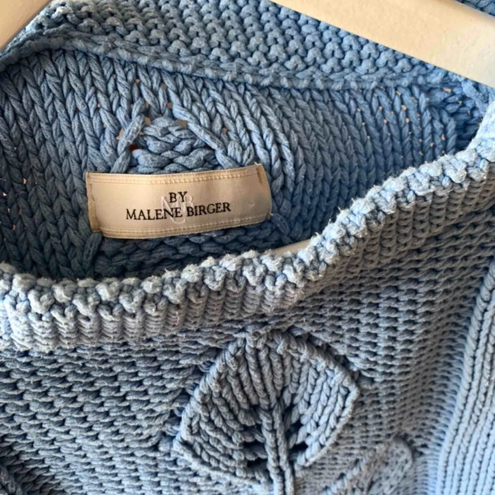 Ljusblå stickad tröja från malene Birger i storlek S men funkar även som XS eller M. Använd ett fåtal gånger men säljs då den ej passar in i min garderob så bra. Kan mötas upp i Göteborg eller posta:). Stickat.