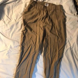  - Ursäkta att dom är så skrynkliga.. tunna sköna byxor 