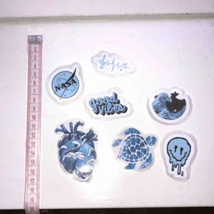  - 🌸 7 st klistermärken med blåa motiv, jättefina att t.ex. sätta på datorn/mobilen, eller på ett block 🌸 25 kr + 9 kr frakt (kolla gärna in mina andra klistermärken som jag säljer)
