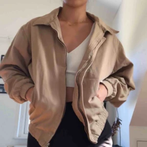  - Jättefin beige jacka i bra skick som inte kommer till användning :) Kan både frakta och mötas upp i Stockholm.