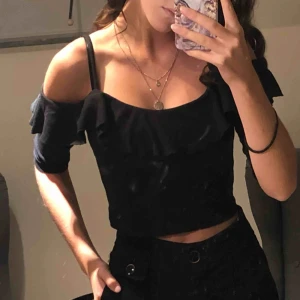  - Svart snyggt linne/tröja! Skitsnyggt att ha till fest och även till vardags. Köptes från Zara för ca 499kr. Du står för frakten! 