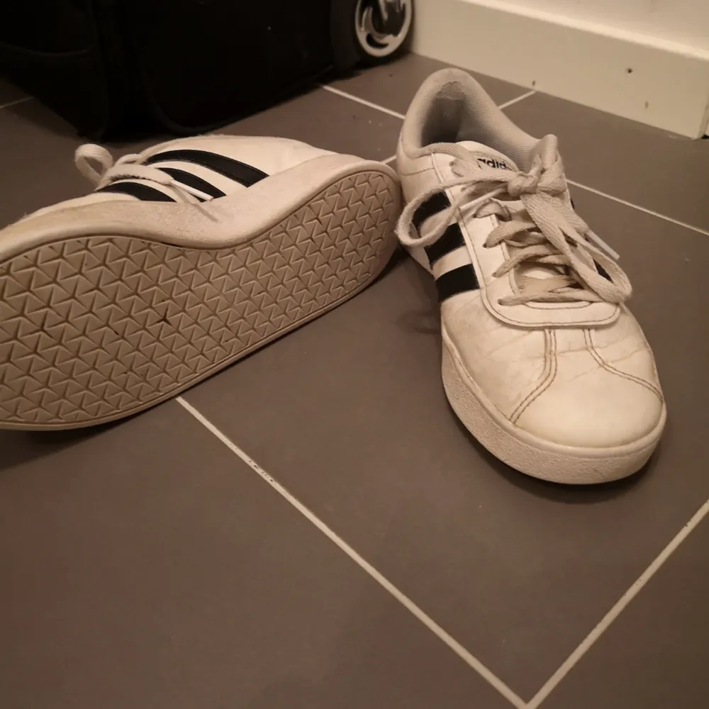 Adidas skor  Köparen står för frakten . Skor.