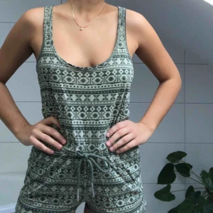  - Jumpsuit från OnePiece i militärgrönt. Perfekt för stranddagar eller som chillplagg hemma! 