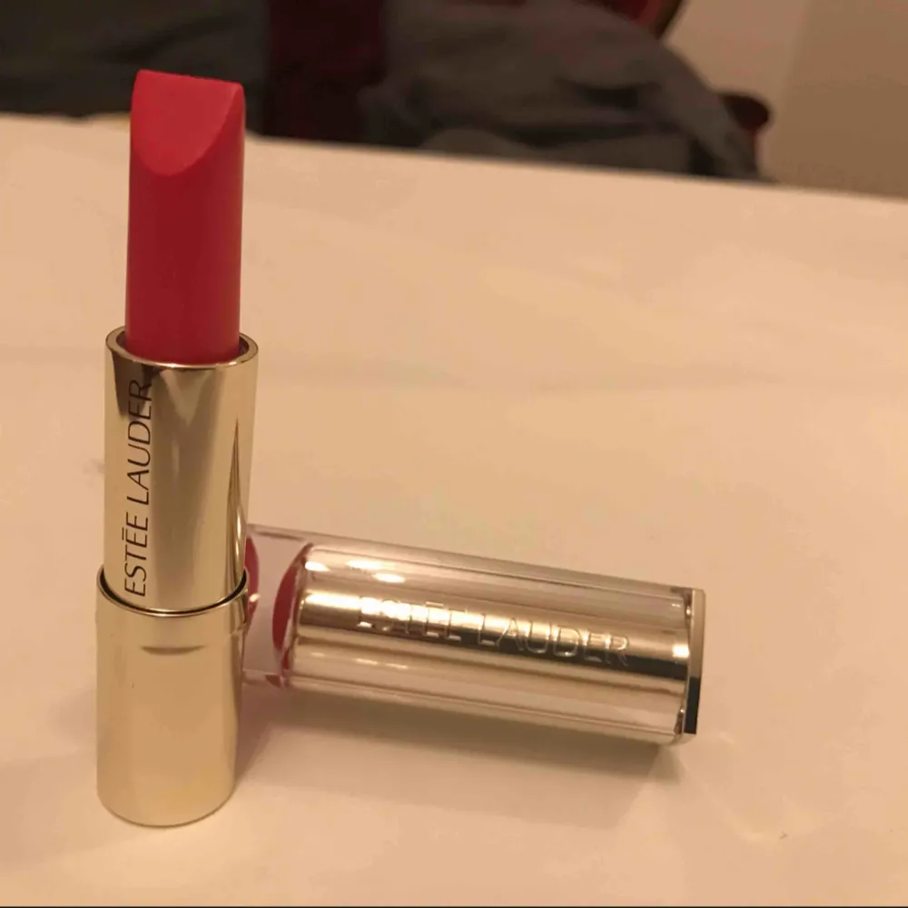 Estée Lauder läppstift. Rosa. Súper fin färg. Helt ny inte restar, inte nåt. . Accessoarer.