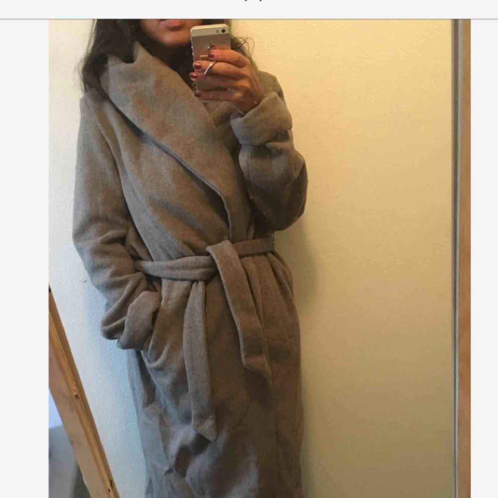 Superfin varm kappa från Zara i 52% ull och 48% polyester. Måttligt använd. Ena öglan där man trär i knytbandet har gått av men det fixas lätt med nål och tråd. Utöver det är den i väldigt bra skick. Kan mötas upp i Stockholm, annars tillkommer frakt 🌸. Jackor.