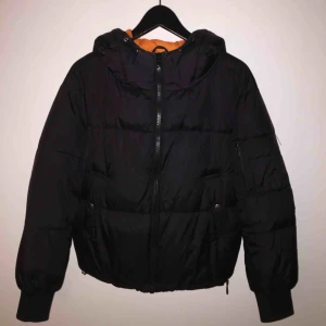  - Skön jacka ifrån märket /STAY, köpt på Carlings. Bekväm, med luva som går att ”dra in”. Man kan även dra in den så den blir tightare vid midjan. Möts upp i Karlskrona eller så står köparen för frakten. Pris kan diskuteras vid snabb affär. ☺️ 