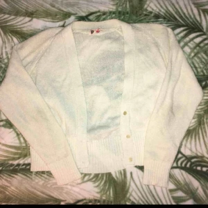  - Vit kofta, väldigt skön☺️ Den är rätt så använd, men är i säljbart skick! Small 50kr