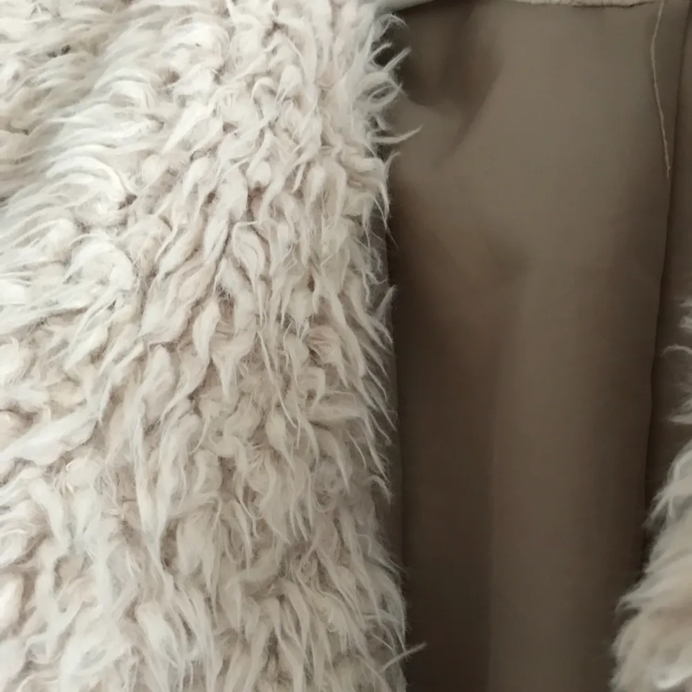 En beige  (fake) pälsjacka från Vero Moda köpt hösten 2017. Väldigt skön och är fortfarande i fint skick. Storleken funkar för dem som har storlek XS. Tillkommer 49 kronor för frakt! . Jackor.