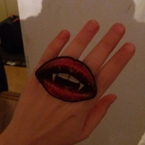  - Ring med vampyrmun. 50kr. Frakt: 36kr.