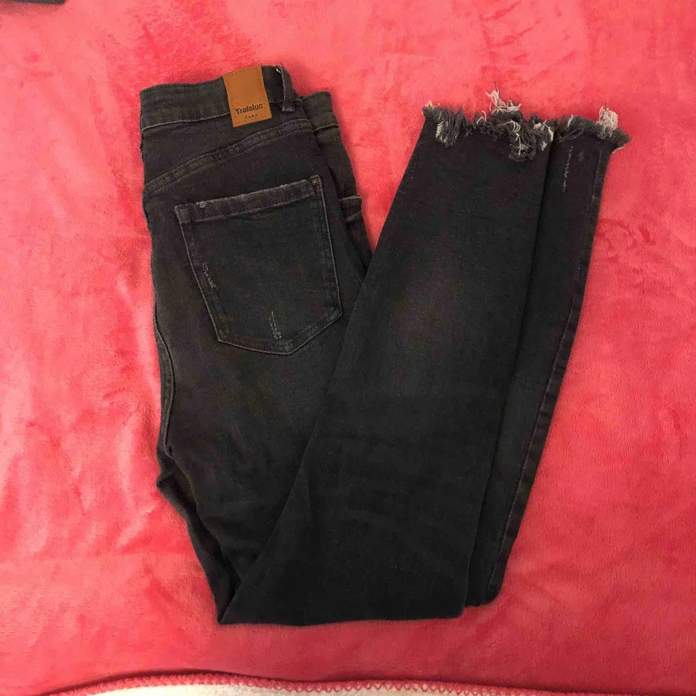 Mörkgråa högmidjade jeans i stretch material från Zara. Fint skick, aldrig använt. Möts upp i Stockholm. Jeans & Byxor.