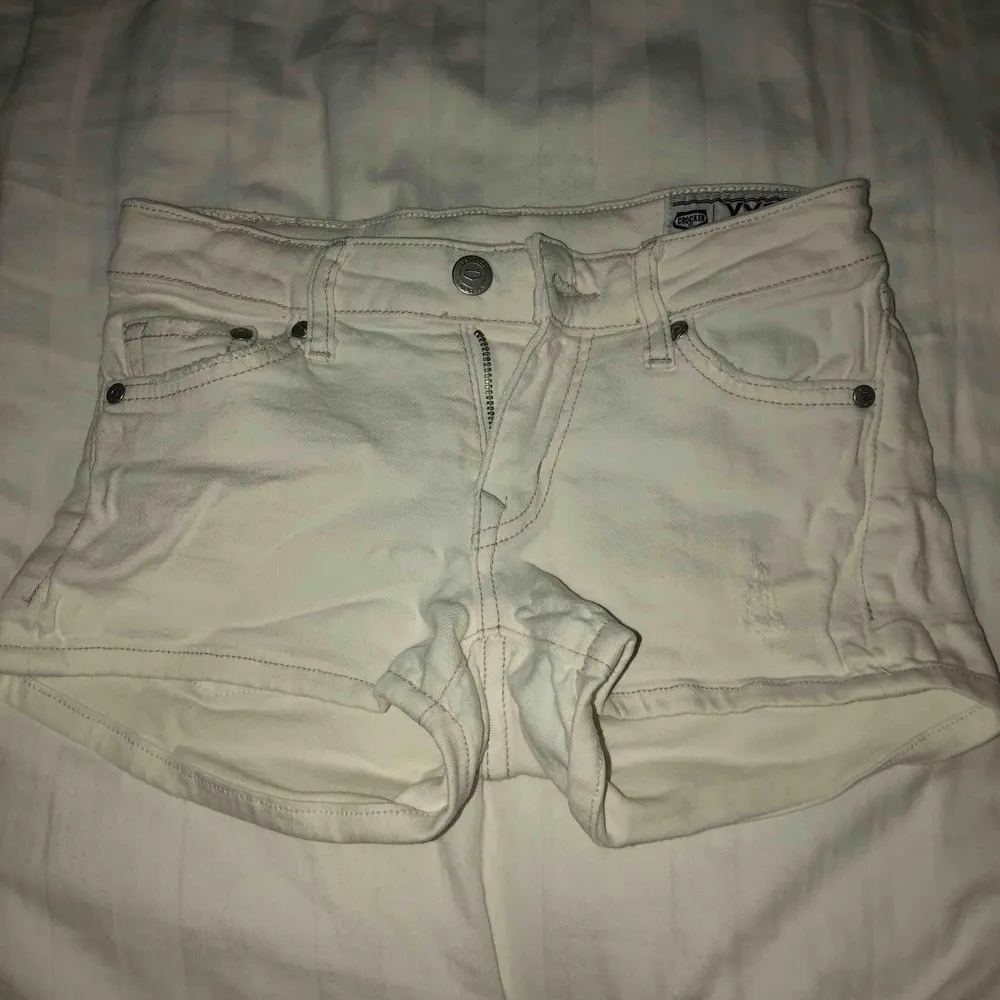 Vita jeans shorts från Crocker, stretch material och lågmidjade. . Shorts.