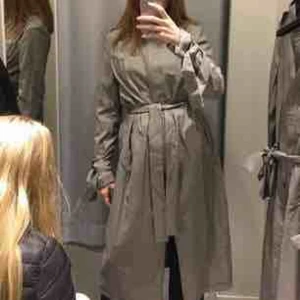  - Lång halvtimme kappa i smått hundtandsmönster, från hm. Köpt i våras, använd 2 ggr. Jag är 167 cm och den når mig förbi vaderna. Pris är diskuterbart, kan mötas upp i Malmö/Lund annars tillkommer fraktpris. 