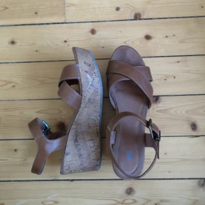  - Sandal med platåsula i kork. Väldigt sköna och sitter stabilt på foten. 
