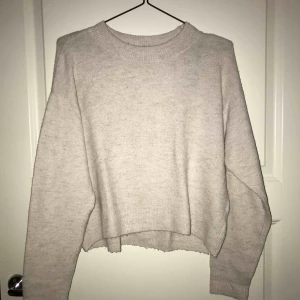  - Säljer nu en av mina gamla favoriter, en mysig stickad tröja som är lite oversized ifall du har strl XS. Tröjan har en rosare nyans än på bilden.  MÖTS I STOCKHOLM