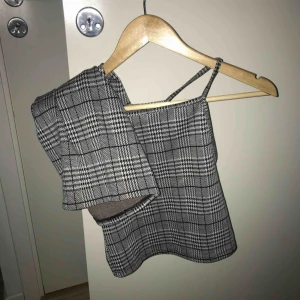  - En fet och trendig set som är använd en gång. Det är en top och kjol. Frakt inkl 