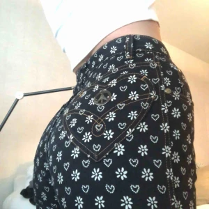  - Drrrrömbyxa i jeans från Moschino 💗 köpta på humana. Står 29 i byxan men uppskattar den snarare till en 28/27. Kan skicka mått! Möts upp i Stockholm eller fraktas 🌹