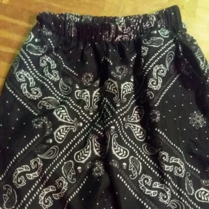  - Paisley-byxor från Estradeur. 50kr. Frakt: 36kr.