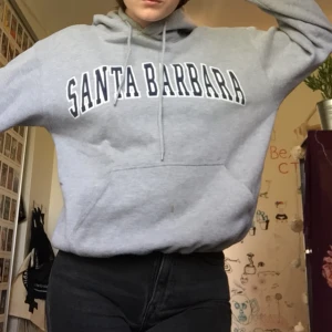  - Snygg och skön tjocktröja med schysst tryck. Fraktkostnad tillkommer, kan även mötas upp i Stockholmsområdet. 