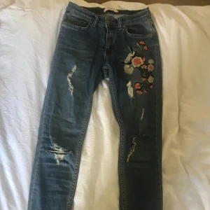  - Jeans med blomm brodering!  Frakt:45 kr, köpare står för frakt Endast swish!