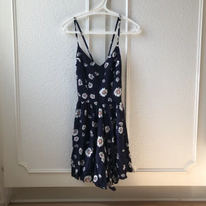  - Finaste byxdressen! Korsad i ryggen, skönt material. Aldrig använd pga fel storlek. 