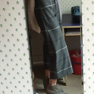  - Supercoola lite korta och utsvängda/raka grå-rutiga byxor! Med dragkedja, knapp och ett litet spänn-skärp. Köpta på River Island och har storlek 32, funkar som 34! 
