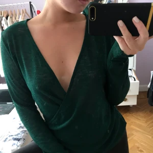  - Såå snygg wrap-top köpt från Nelly som jag har använd en gång. Om man inte vill ha den så urringad går det jättebra att säkra den med en säkerhetsnål 😌 frakt ingår!