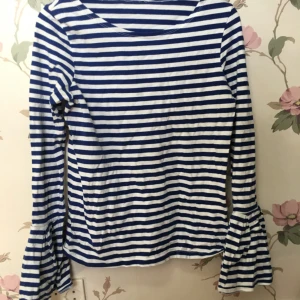  - Fin randig tröja med utsvängda ärmar. Använd ett fåtal gånger, bra skick!