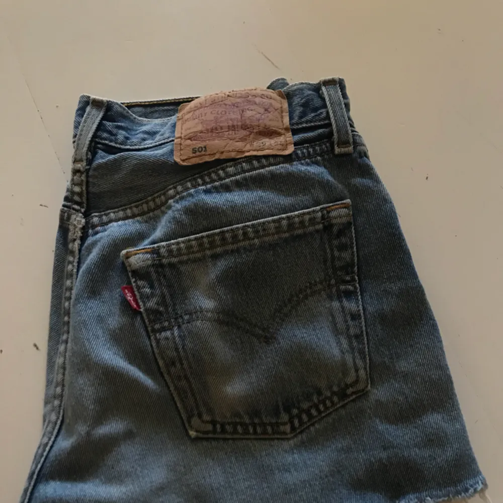 Fina jeansshorts från Levi’s  Köparen står för frakten . Shorts.