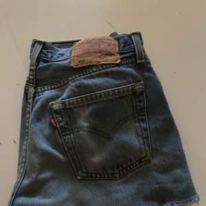Fina jeansshorts från Levi’s  Köparen står för frakten 
