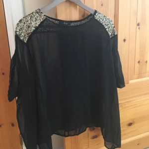  - Tunn topp med guldiga paljetter. Kan postas, köparen betalar frakten, eller mötas upp i Kungsbacka. 